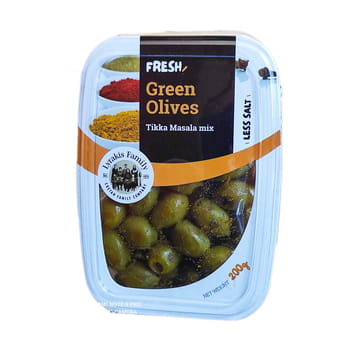 Entsteinte grüne Oliven mit einer Gewürzmischung Tikka Masala Fresh Pack 200g